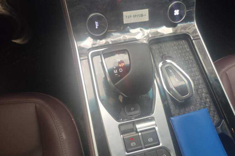 Used JETOUR X90 PLUS 2025 1.6TD DCT Elite Edition 7-Seater Gear Lever