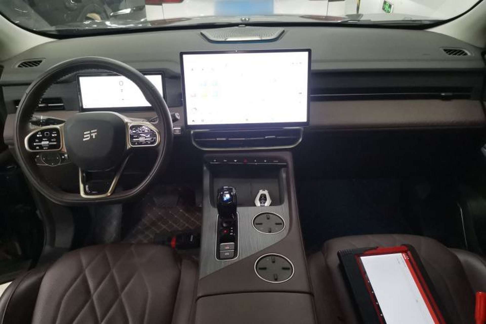 Used JETOUR X90 PRO 2024 2.0T DCT Flagship Edition 5 Seats Center Console