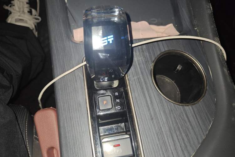 Used JETOUR X90 PRO 2024 1.6T DCT Luxury Edition 7-Seater Gear Lever