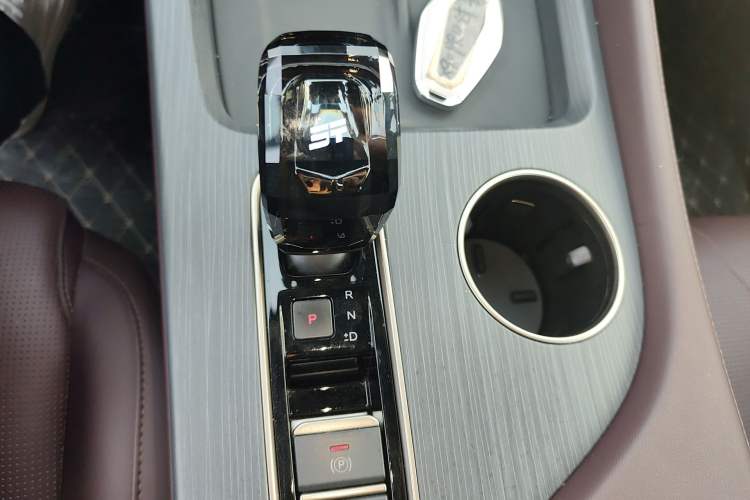 Used JETOUR X90 PRO 2024 2.0T DCT Luxury Edition 5 Seats Gear Lever