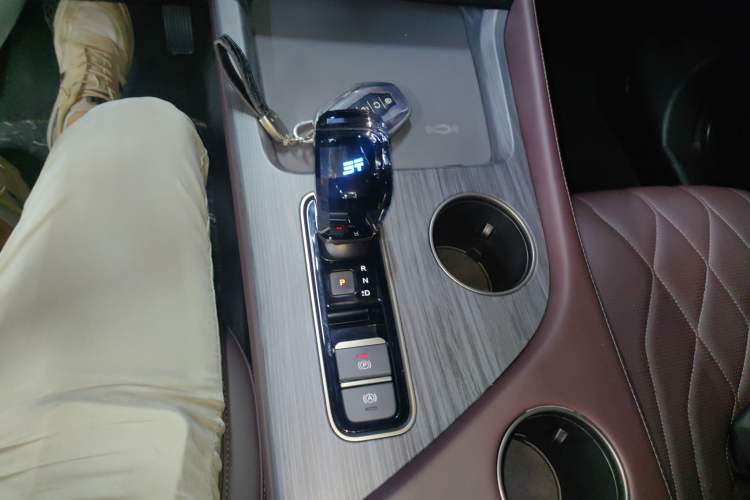 Used JETOUR X90 PRO 2024 2.0T DCT Luxury Edition 5 Seats Gear Lever