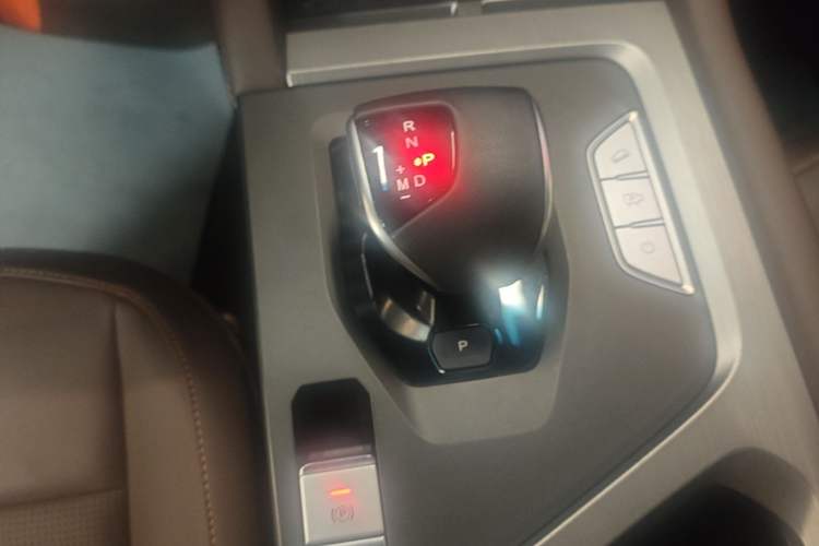 Used JETOUR X95 2023 1.6T DCT Era Edition 7-Seater Gear Lever