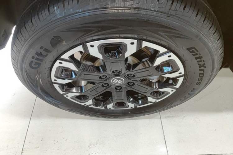 Used Jetour Zongheng G700 Trailblazer 2025 Model Xiangjing Edition 6-seater Right Rear Wheel Hub