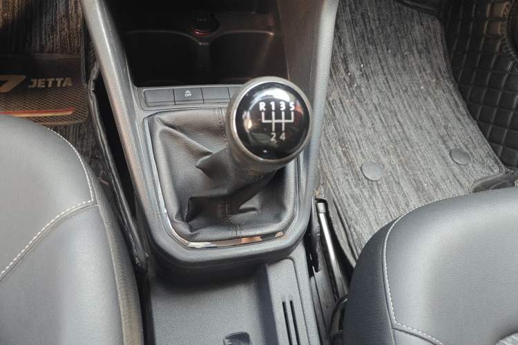 Used Jetta VA3 2019 1.5L Manual Enjoyment Edition Gear Lever