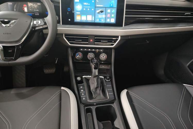 Used Jetta VA7 2025 1.4T First-Come First-Served Edition Audio And AC Panel