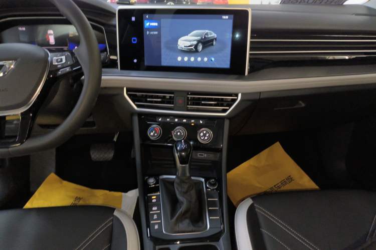 Used Jetta VA7 2025 1.4T First-Come First-Served Edition Audio And AC Panel