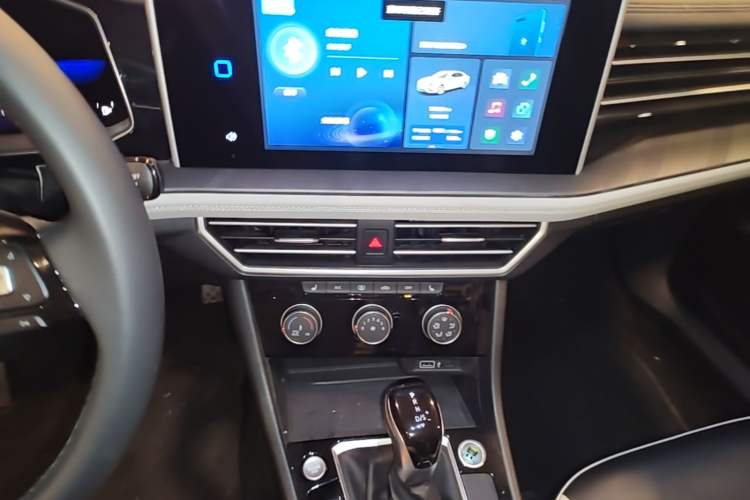 Used Jetta VA7 2025 1.4T First-Come First-Served Edition Audio And AC Panel