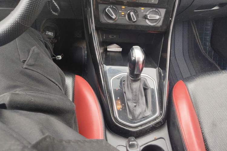 Used Jetta VS5 2021 280TSI Automatic Trend Edition Gear Lever