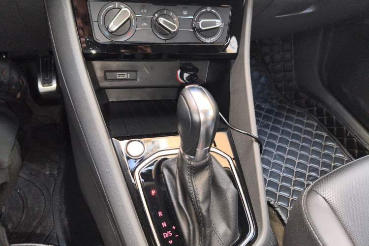 Used Jetta VS5 2019 280TSI Automatic Enjoyment Model Gear Lever