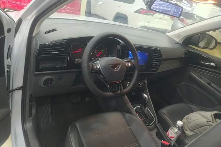 Used Jetta VS5 2019 280TSI Automatic Trend Model Center Console