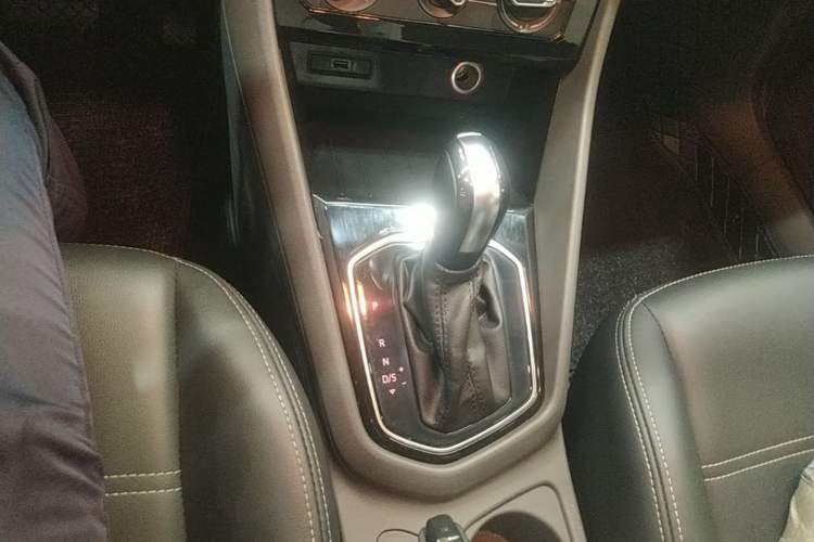 Used Jetta VS5 2019 280TSI Automatic Trend Model Gear Lever
