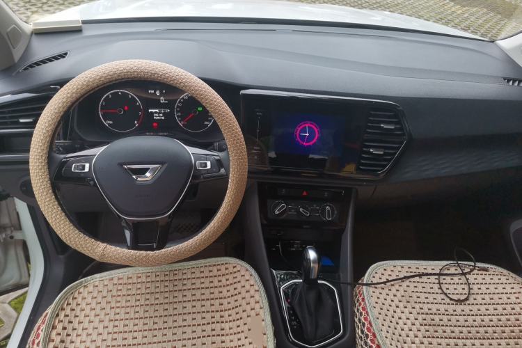 Used Jetta VS5 2019 280TSI Automatic Trend Model Center Console