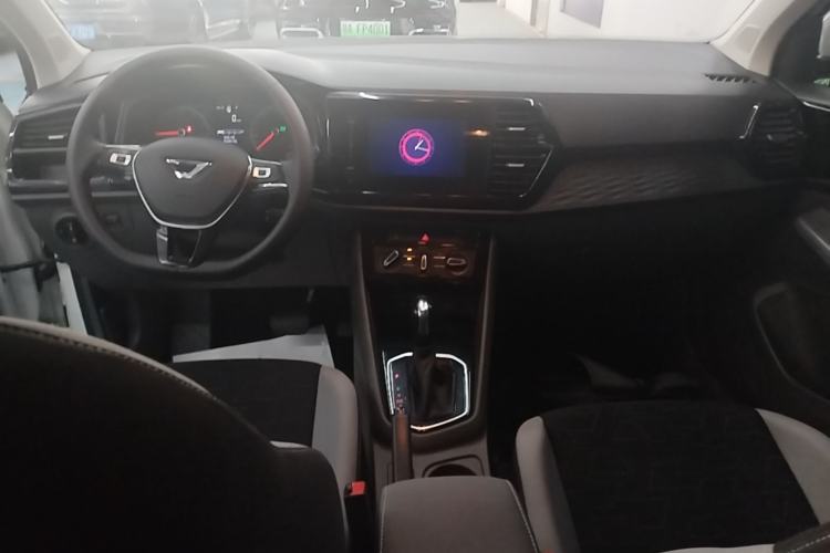 Used Jetta VS5 2019 280TSI Automatic Trend Model Center Console