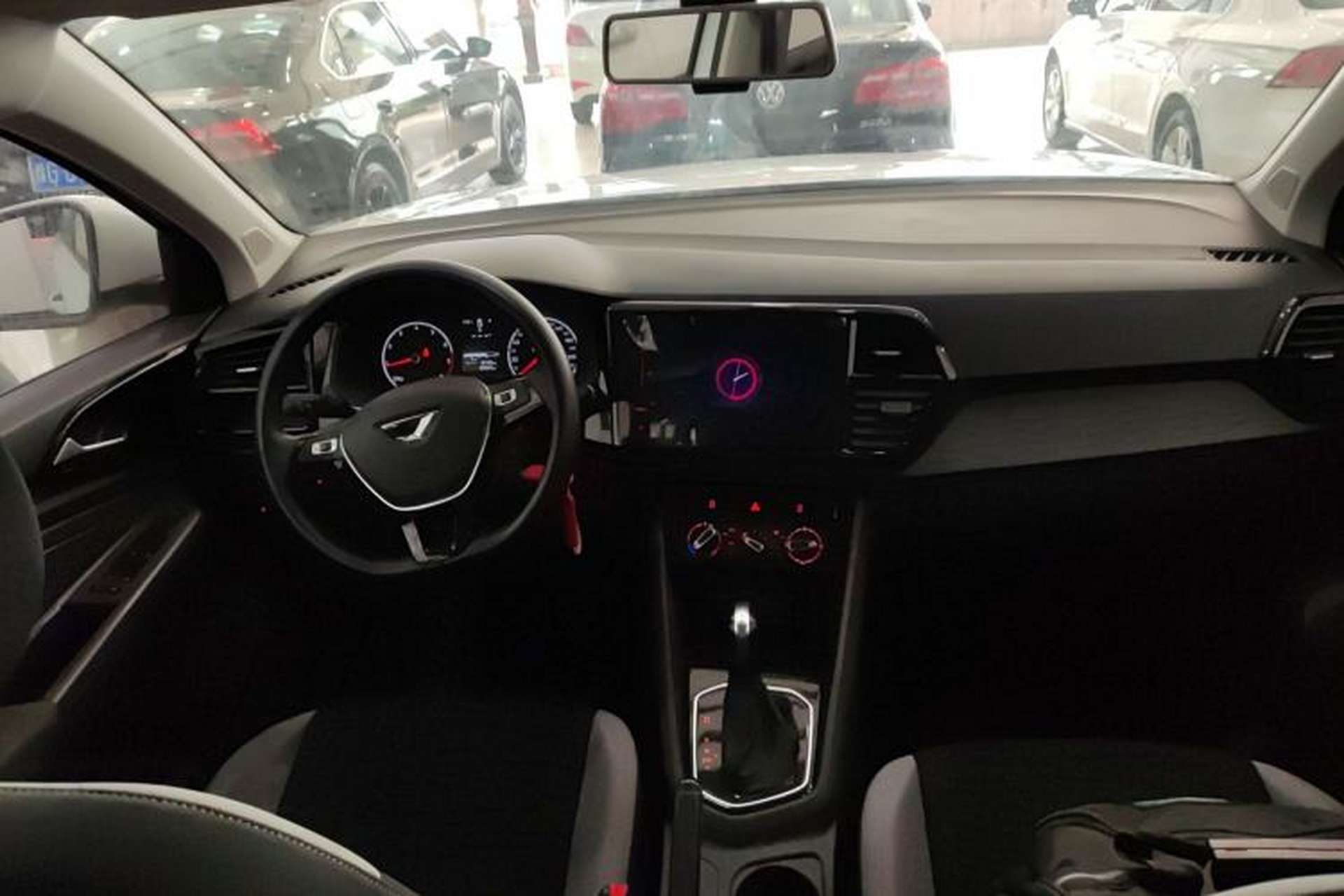 Used Jetta VS5 2019 280TSI Automatic Trend Model Center Console