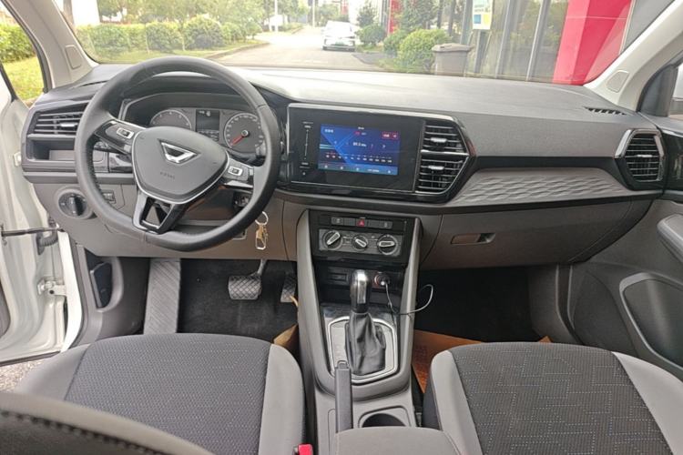 Used Jetta VS5 2019 280TSI Automatic Trend Model Center Console