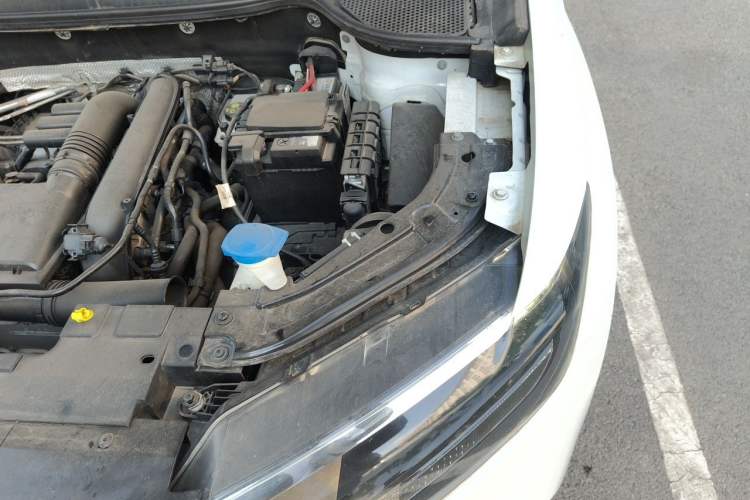 Used Jetta VS5 2019 280TSI Automatic Trend Model Engine Bay Left