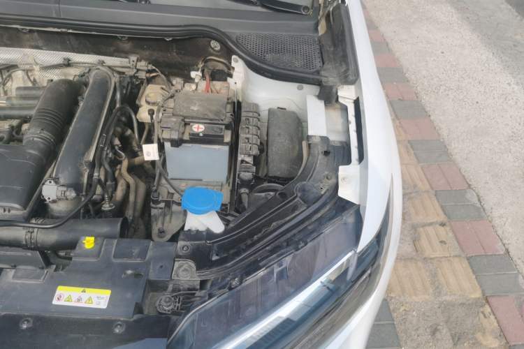 Used Jetta VS5 2019 280TSI Automatic Trend Model Engine Bay Left