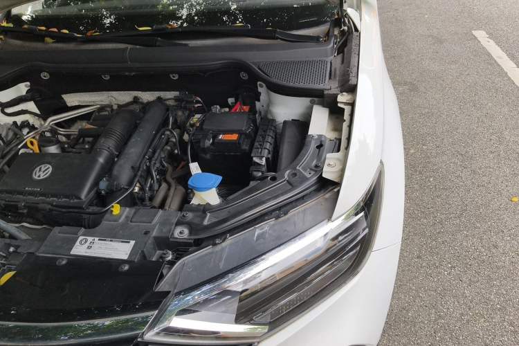 Used Jetta VS5 2019 280TSI Automatic Trend Model Engine Bay Left