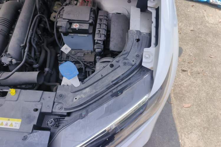 Used Jetta VS5 2019 280TSI Automatic Trend Model Engine Bay Left