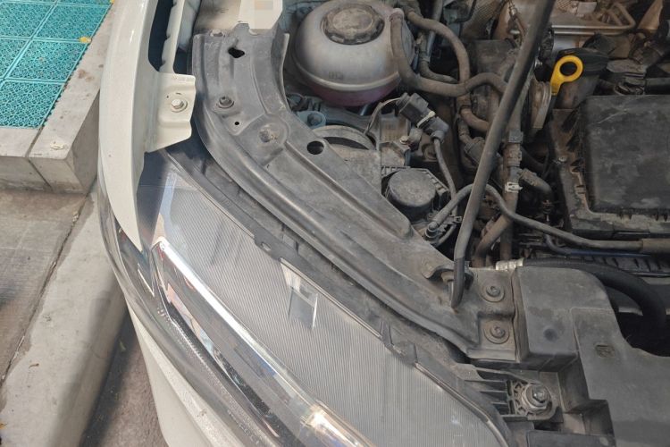 Used Jetta VS5 2019 280TSI Automatic Trend Model Engine Bay Right