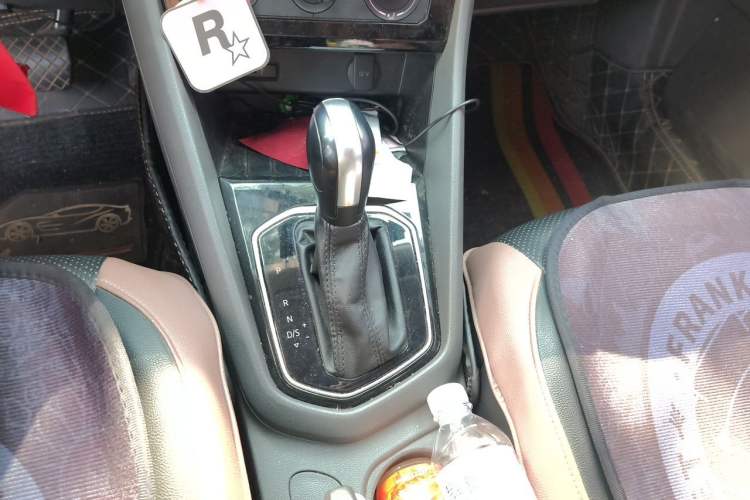 Used Jetta VS5 2019 280TSI Automatic Trend Model Gear Lever
