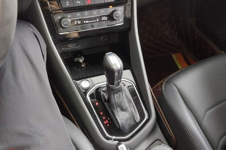 Used Jetta VS5 2019 280TSI Automatic Glory Edition Gear Lever