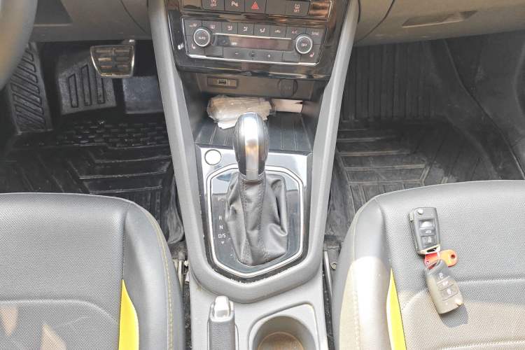 Used Jetta VS5 2019 280TSI Automatic Glory Edition Gear Lever