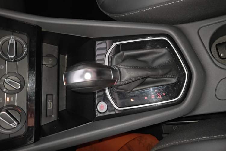 Used Jetta VS5 2019 280TSI Automatic Enjoyment Model Gear Lever
