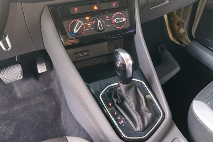 Used Jetta VS5 2019 280TSI Automatic Trend Model Gear Lever