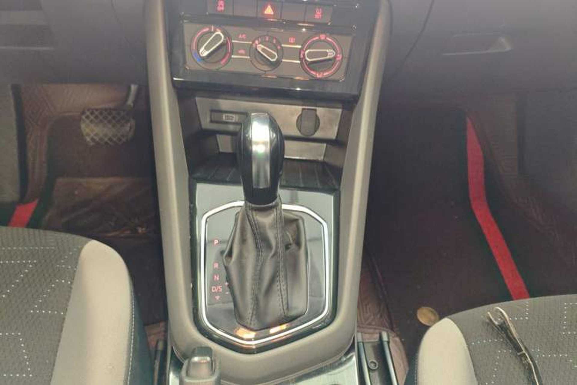 Used Jetta VS5 2019 280TSI Automatic Trend Model Gear Lever
