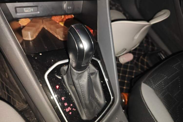 Used Jetta VS5 2019 280TSI Automatic Trend Model Gear Lever
