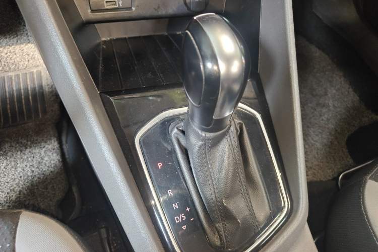 Used Jetta VS5 2019 280TSI Automatic Trend Model Gear Lever