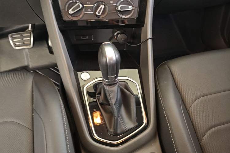 Used Jetta VS5 2019 280TSI Automatic Enjoyment Model Gear Lever