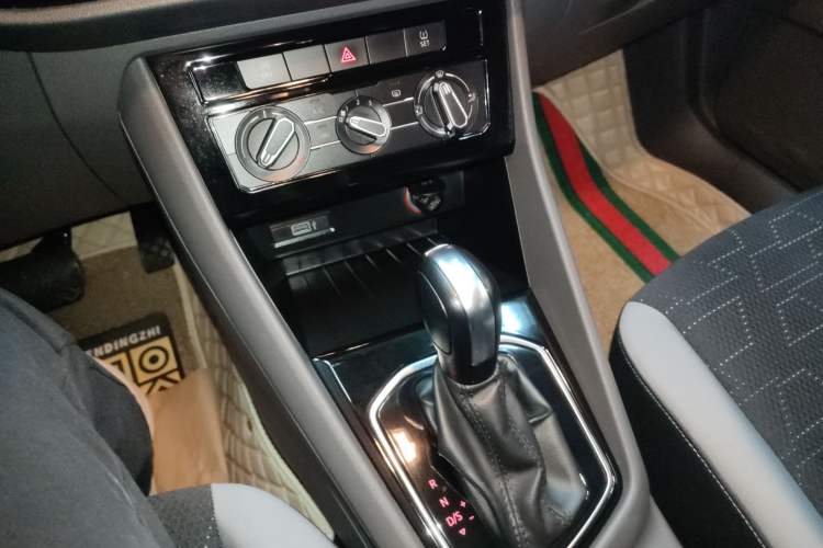Used Jetta VS5 2019 280TSI Automatic Trend Model Gear Lever
