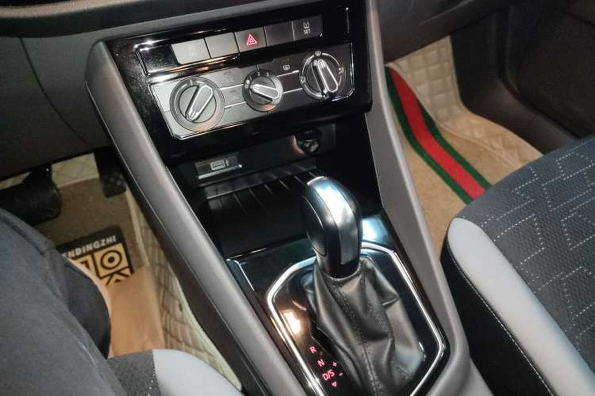 Used Jetta VS5 2019 280TSI Automatic Trend Model Gear Lever