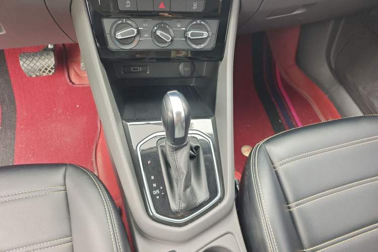 Used Jetta VS5 2019 280TSI Automatic Trend Model Gear Lever