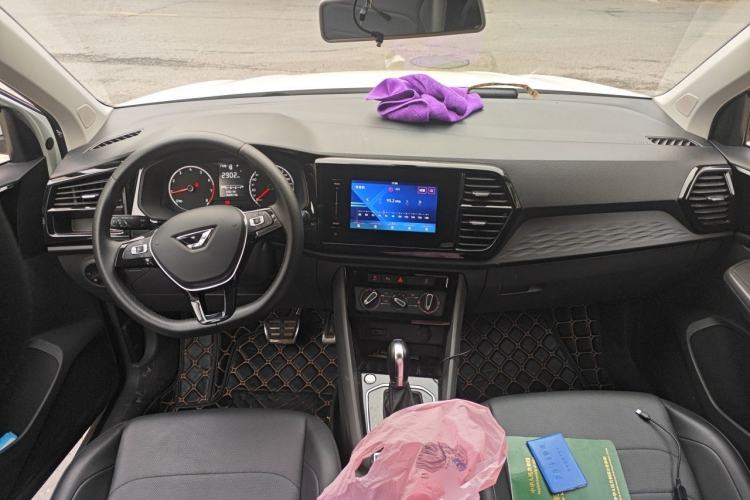 Used Jetta VS5 2020 280TSI Automatic "Thirty and Standing Tall" Edition Center Console