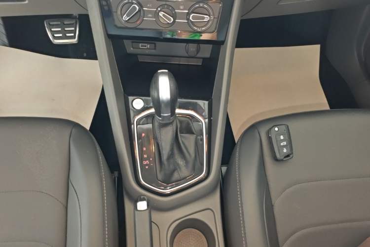 Used Jetta VS5 2020 280TSI Automatic "Thirty and Standing Tall" Edition Gear Lever