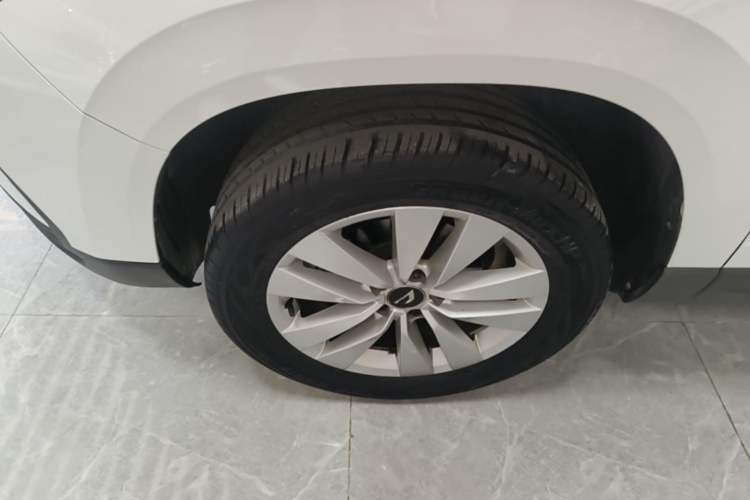 Used Jetta VS5 2020 280TSI Automatic "Thirty and Standing Tall" Edition Left Front Wheel Hub