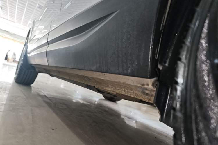 Used Jetta VS5 2020 280TSI Automatic "Thirty and Standing Tall" Edition Left Side Sill