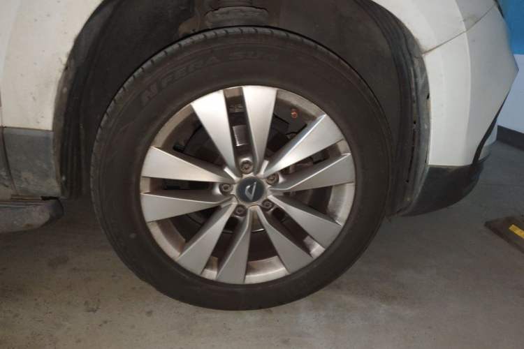 Used Jetta VS5 2020 280TSI Automatic "Thirty and Standing Tall" Edition Right Front Wheel Hub