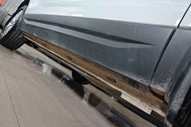 Used Jetta VS5 2020 280TSI Automatic "Thirty and Standing Tall" Edition Right Side Sill