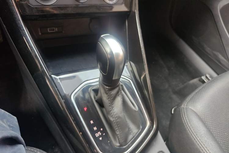 Used Jetta VS5 2021 280TSI Automatic Trend Edition Gear Lever