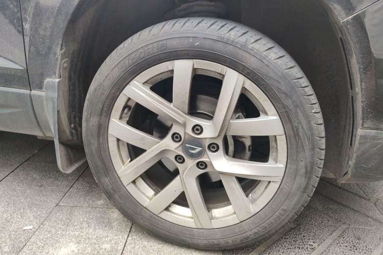 Used Jetta VS5 2022 280TSI Automatic Enjoyment Pro Trim Right Front Wheel Hub
