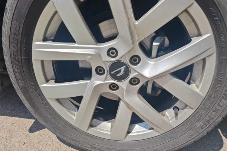 Used Jetta VS5 2022 280TSI Manual Advanced Trim Right Front Wheel Hub