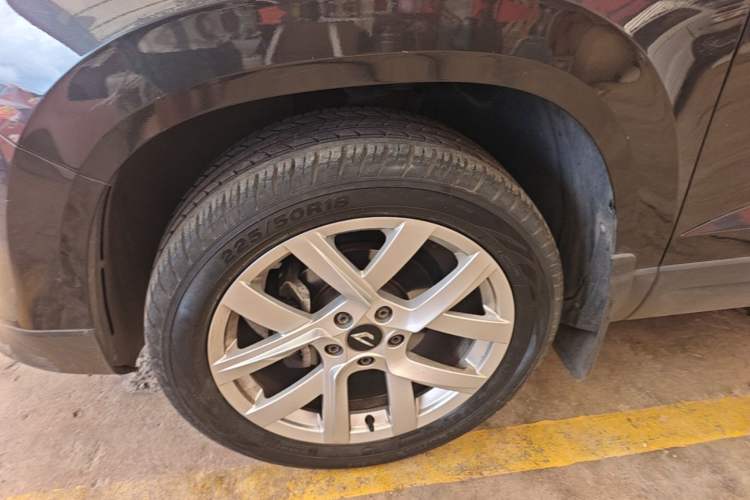 Used Jetta VS5 2022 280TSI Automatic Enjoyment Pro Trim Left Front Wheel Hub