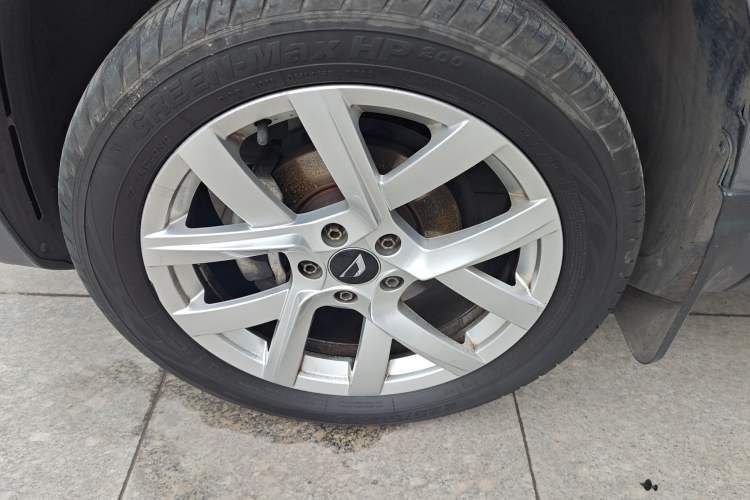 Used Jetta VS5 2022 280TSI Manual Advanced Pro Trim Left Front Wheel Hub