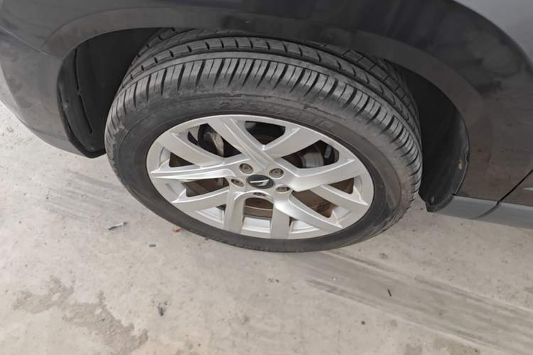 Used Jetta VS5 2022 280TSI Automatic Enjoyment Pro Trim Left Front Wheel Hub