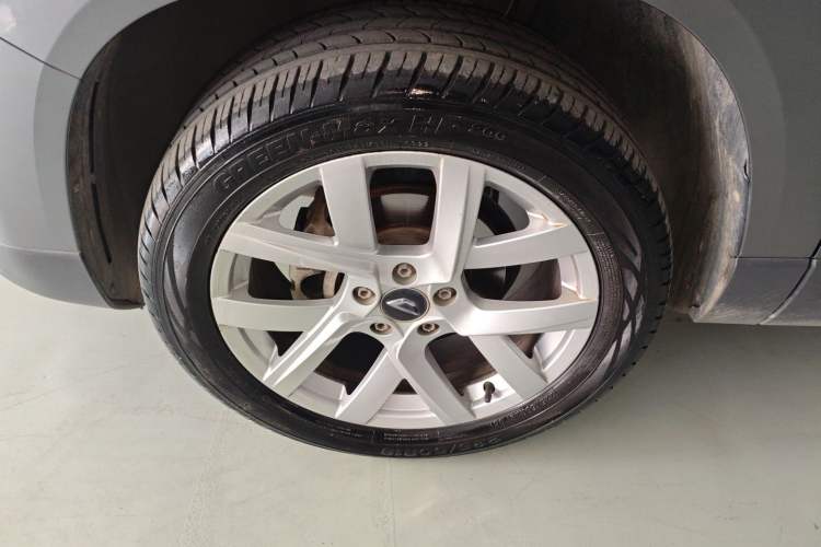 Used Jetta VS5 2022 280TSI Automatic Enjoyment Pro Trim Left Front Wheel Hub