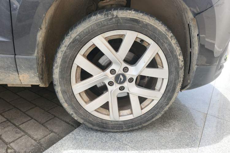 Used Jetta VS5 2022 280TSI Automatic Enjoyment Pro Trim Right Front Wheel Hub
